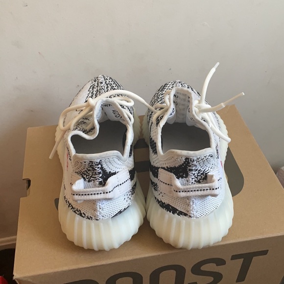 Trendy style. Comes with box 2022 release of 2017 350V2 - Picture 4 of 5